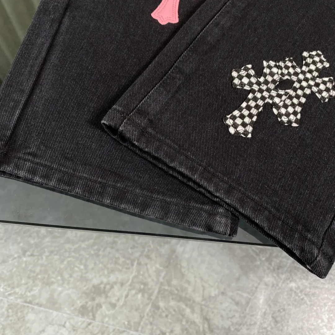 🅿️330 Chrome hearts new city-limited style flame plaid black and pink jeans Chrome hearts city-limited jeans Hardware customization Original development vintage levis American-made 501 black and gray base version Levi's American-made 501 base version Imported sheepskin 925 silver jewelry remake [Top heavy industry fashionable design] Consistently made in high street luxury style. Speaking of this style, the Zangyin family and GU family are definitely the leading representative brands. Especially the Zangyin family has really achieved a state-of-the-art effect in creating high street style. The unique washed material is used to create this style. The color system is quite eye-catching. It is decorated with patchwork cross flowers, which cleverly highlights the charm of the brand. Secondly, this style uses classic The high-waist cutting design highlights the long legs and fashionable temperament of the upper body. The brand is highly recognizable and the slim fit configuration is more suitable for daily wear. It is a product that interprets personality, fashion, and specifications at a glance. This single product is enough to make any fan excited. It can be a white T-shirt for youthful preppy style, or a tight suspender for lady style. It has strong matching ability and can be easily controlled by men.  [Material and craftsmanship] Needless to say, this point goes without saying. As an excellent craftsman brand, Zangyin has really perfect requirements for details and craftsmanship. The washed color of this model has gone through so many processes, not to mention the embellishment of the denim appliqués. It is also purely handmade and sewn. Just like what they believe in, only handmade things have soul and have the meaning of wear. A top-notch heavy-duty fashionable denim item, I look forward to your perfect interpretation! !  Color: Black Size: S M L XL